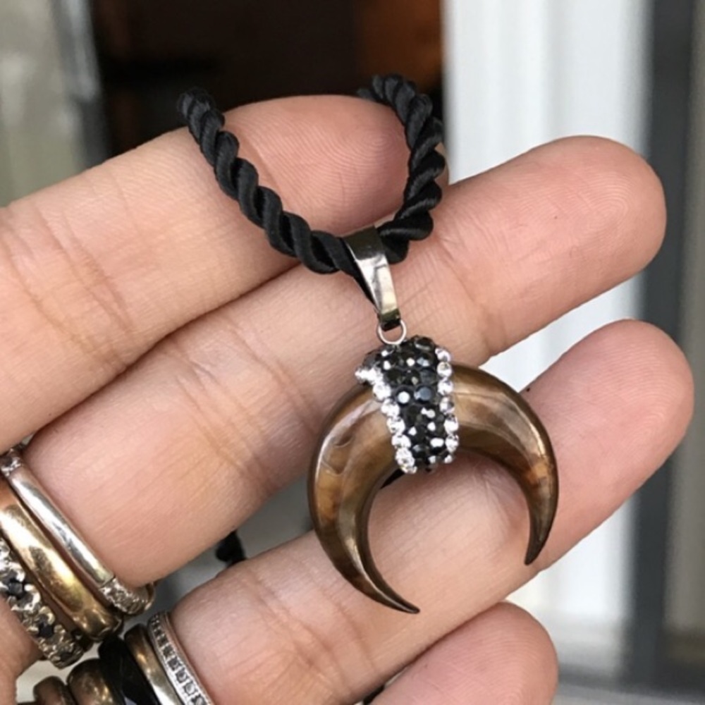 Tiger eye crescent moon horn charm necklace - Picture 5 of 8